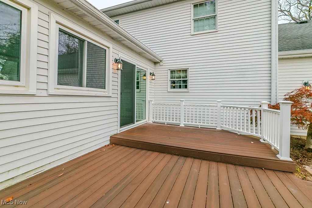 Back Deck/ Outdoor Living – Ideal for quiet evenings or entertaining under the stars.