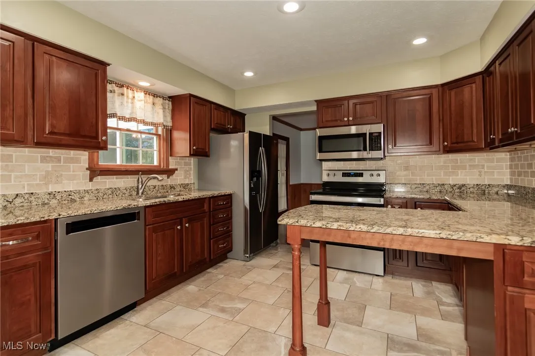 Stainless Steel Appliances – Clean, functional, and move-in ready.