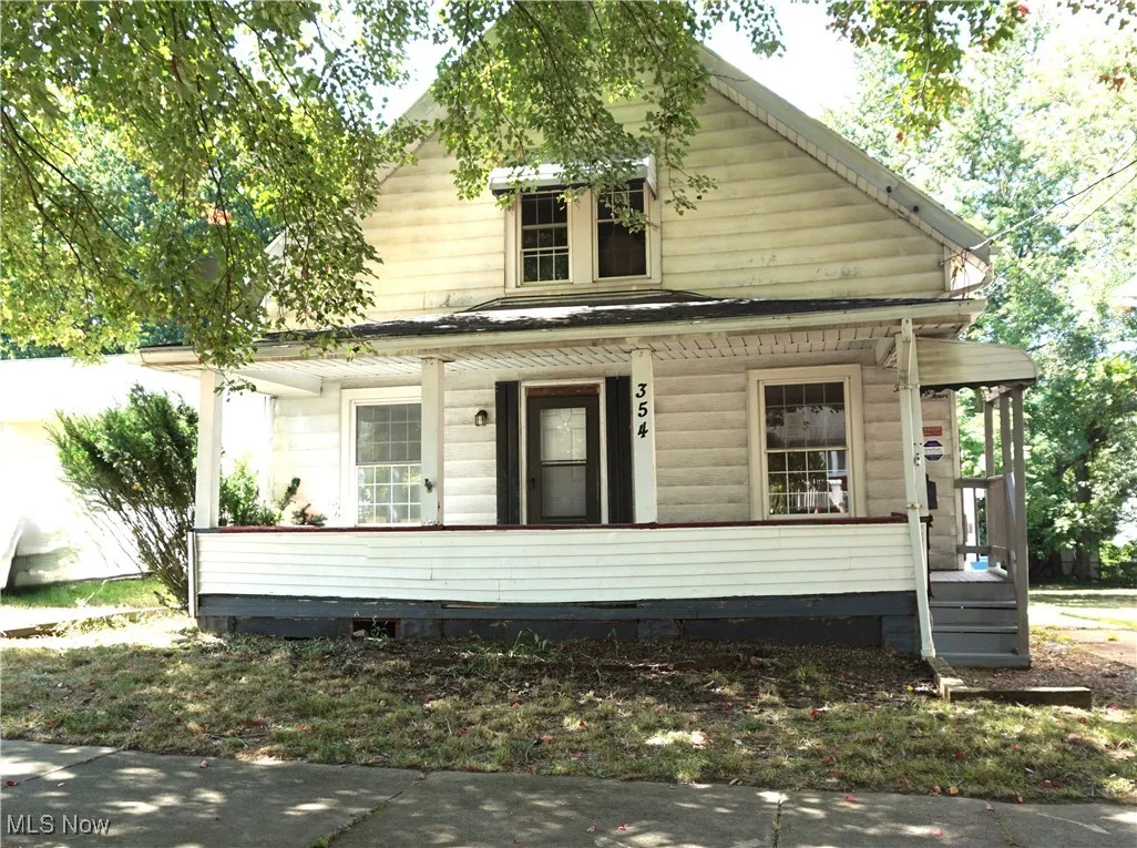 Front of home with a covered front porch