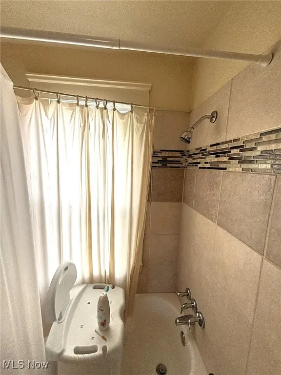 Bathroom with shower / bath combo