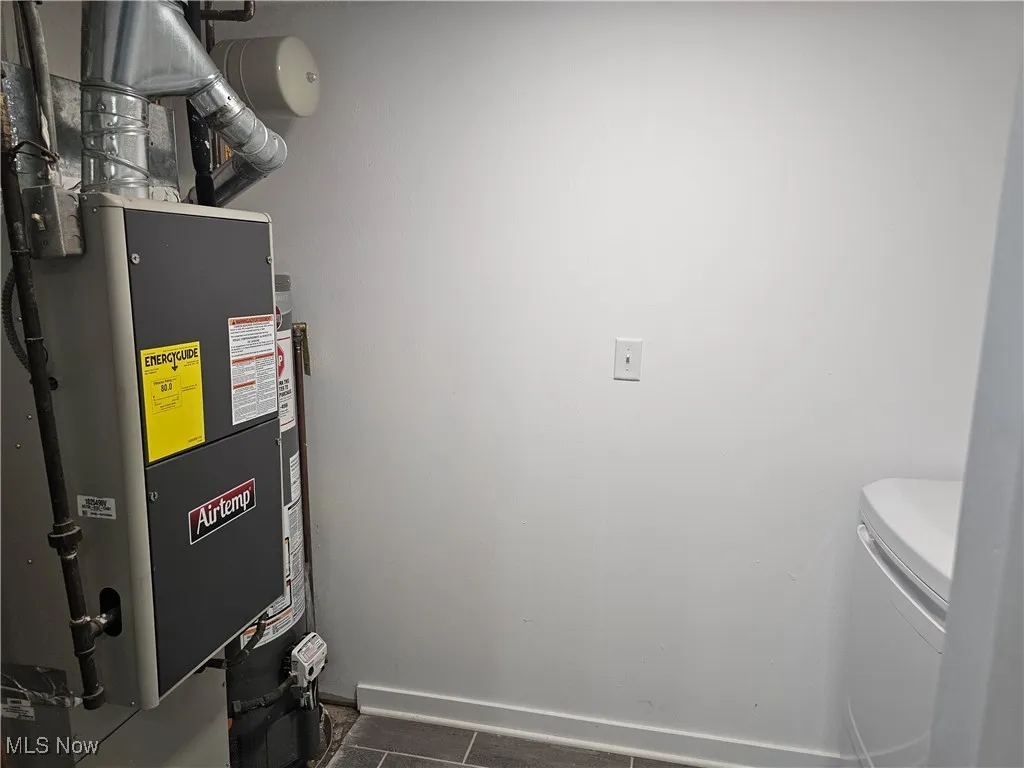 Utility room with heating unit and washer / clothes dryer