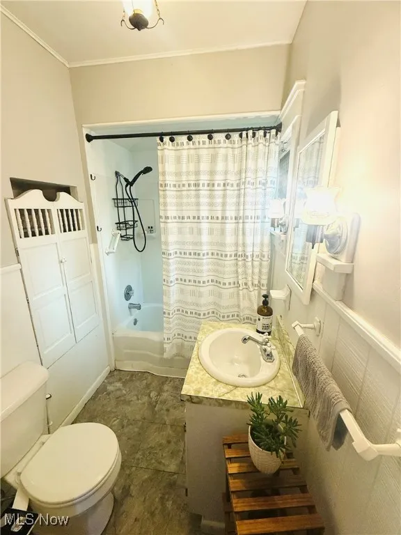 Library Full bath with vanity and shower / bathtub combination with curtain