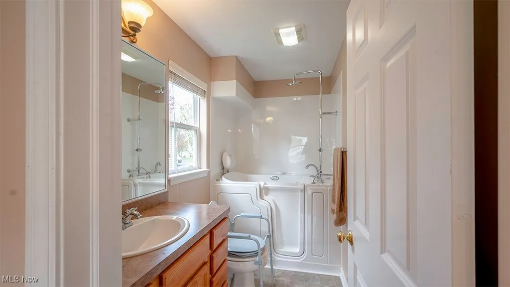 27 Danbury Court, Warren, Ohio 44481,MLS Now Listing ID