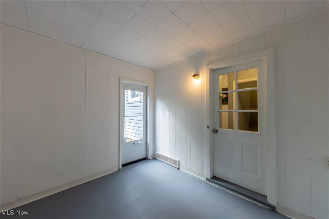 Breezeway between house and garage