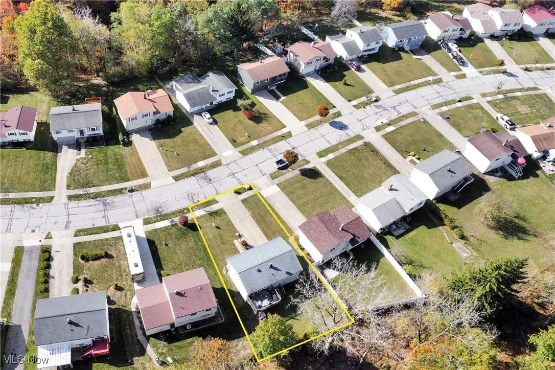 Aerial view of residential area featuring property parcel outlined