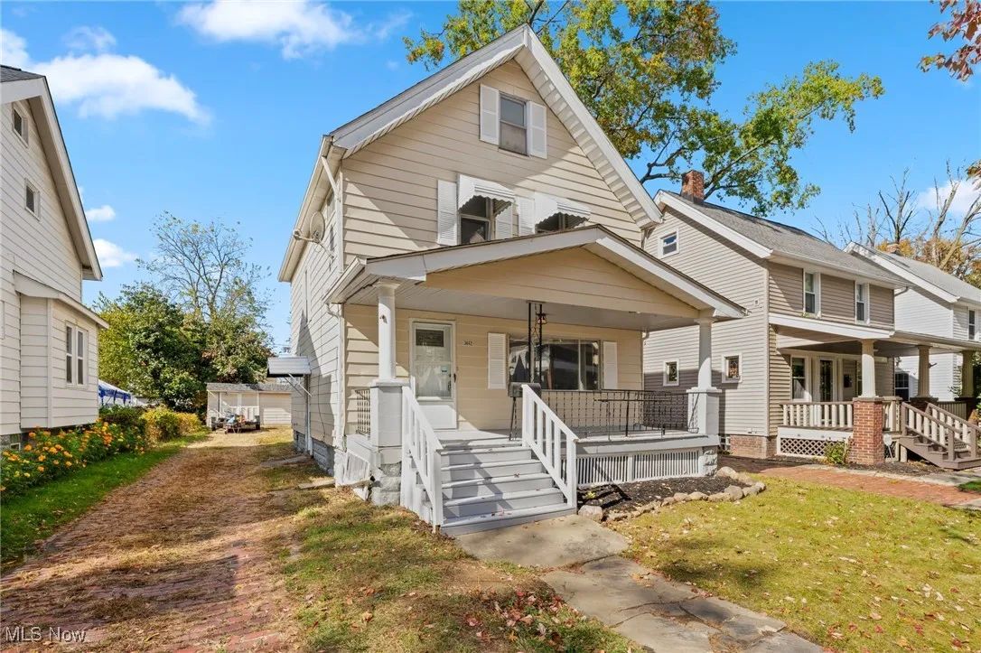 American foursquare style home with a porch and a front lawn