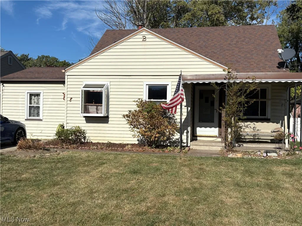Bungalow-style house featuring a front lawn, a porch, and a shingled roof