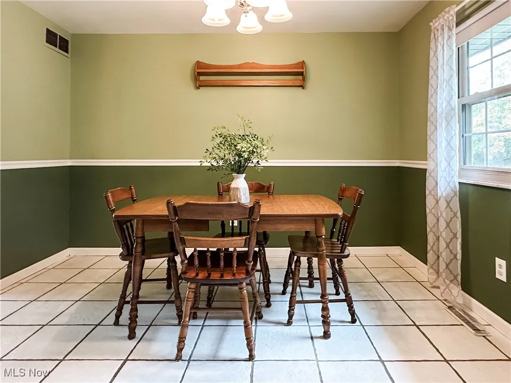 dining room ...