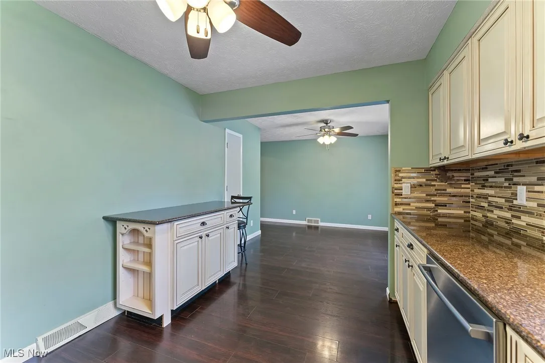7111 Pine Grove Drive, Hubbard, Ohio 44425,MLS Now Listing ID