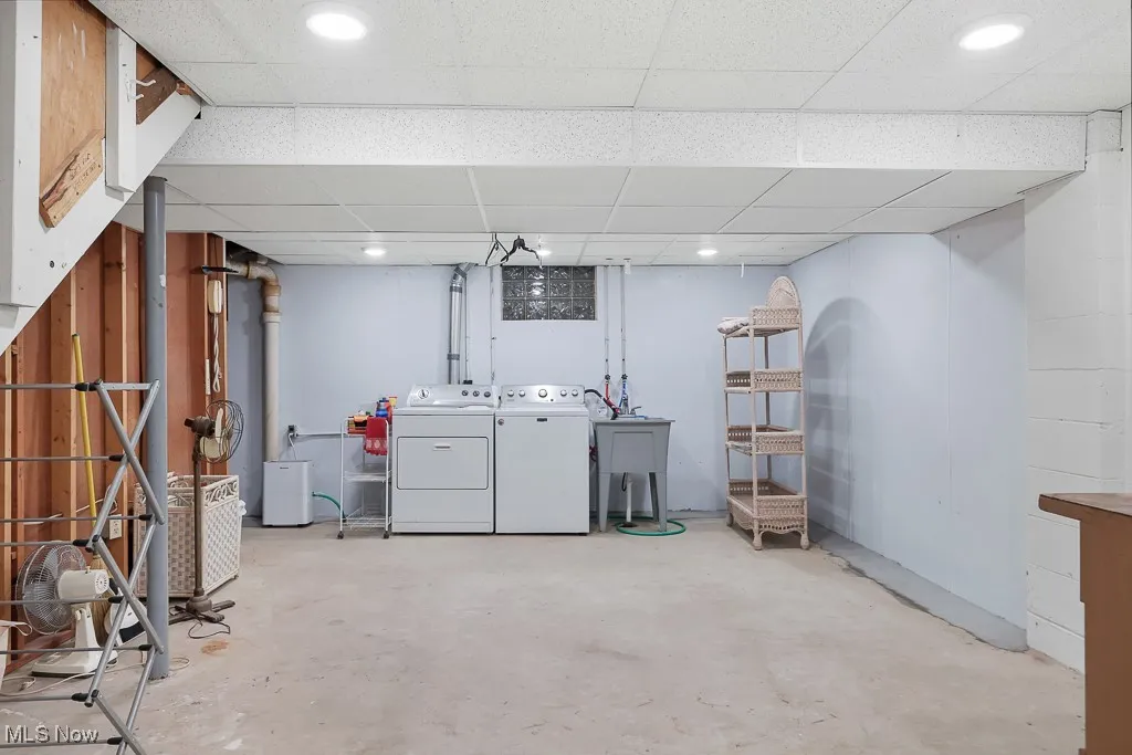 Finished basement featuring recessed lighting, independent washer and dryer, and a paneled ceiling