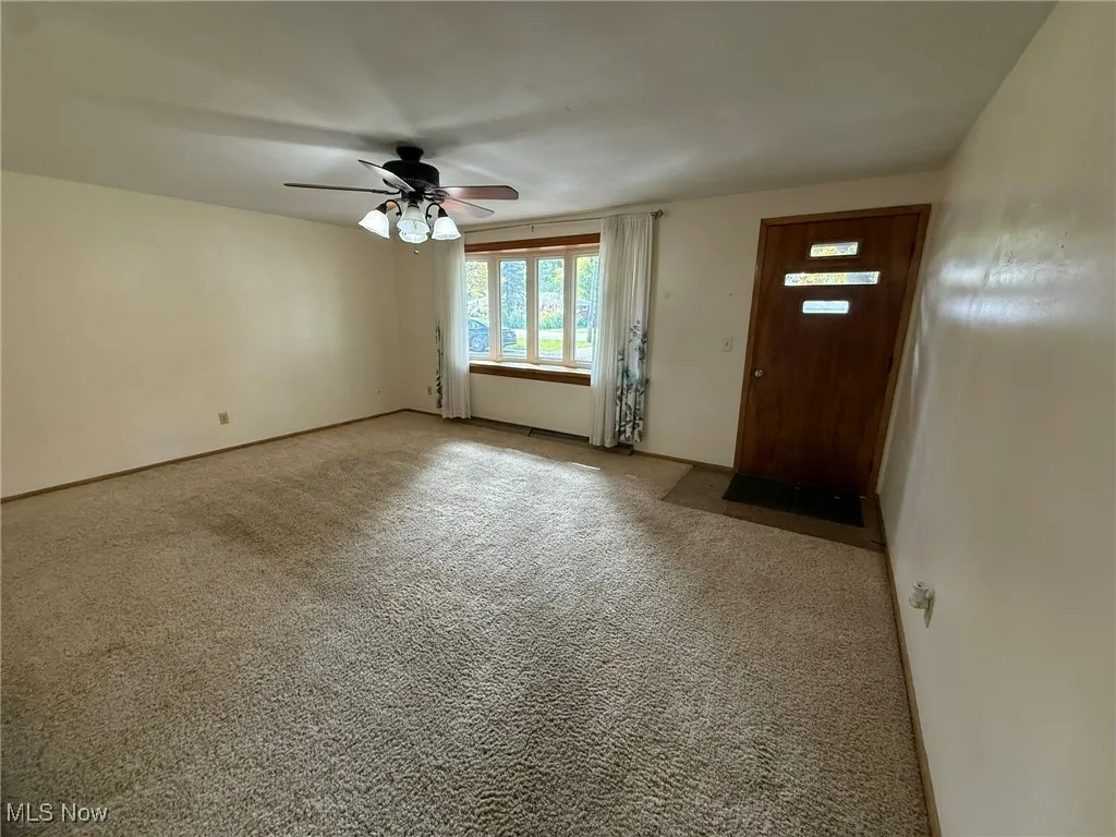 Foyer featuring carpet and ceiling fan