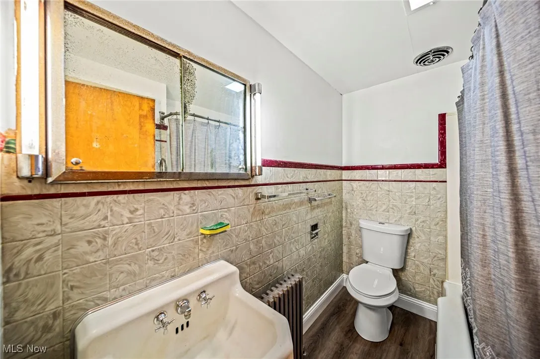 Full bathroom in Unit 2