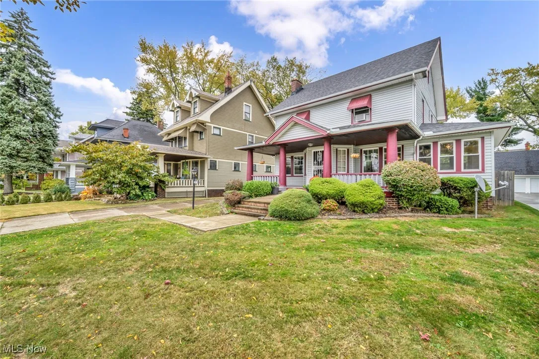 View of front of home featuring a porch and a front yard