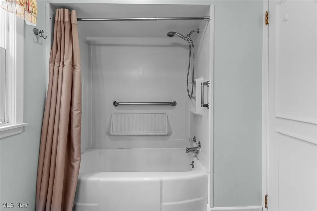 Updated main Bathroom with shower / tub combo