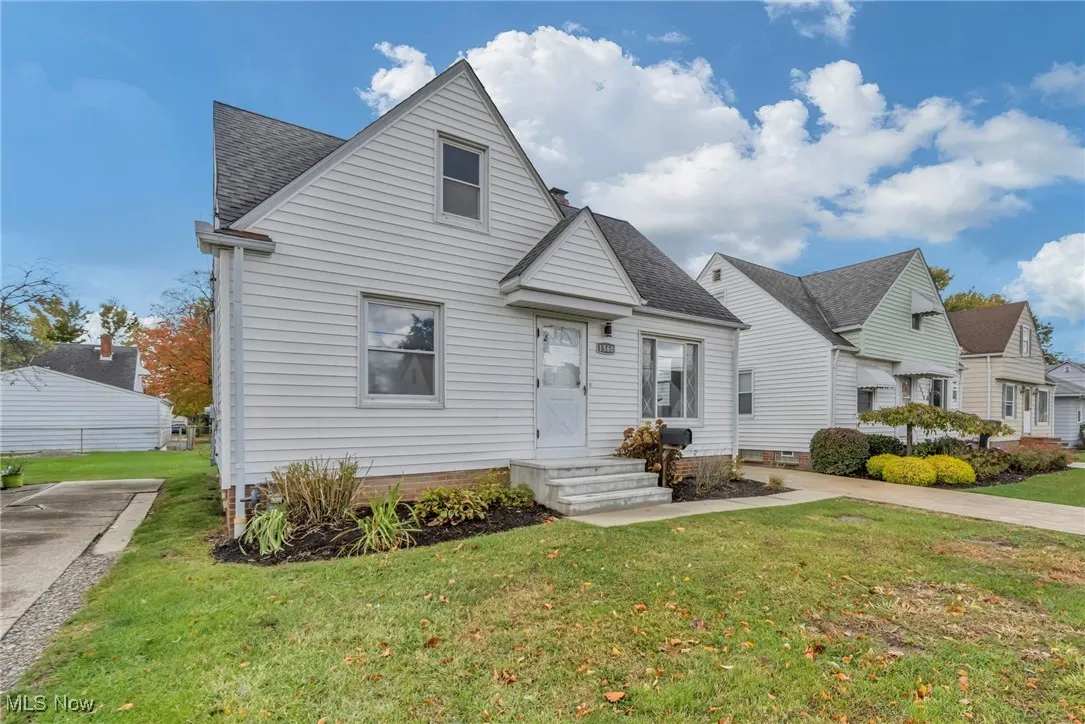 View of front of home featuring a shingled roof, a front yard, and entry steps