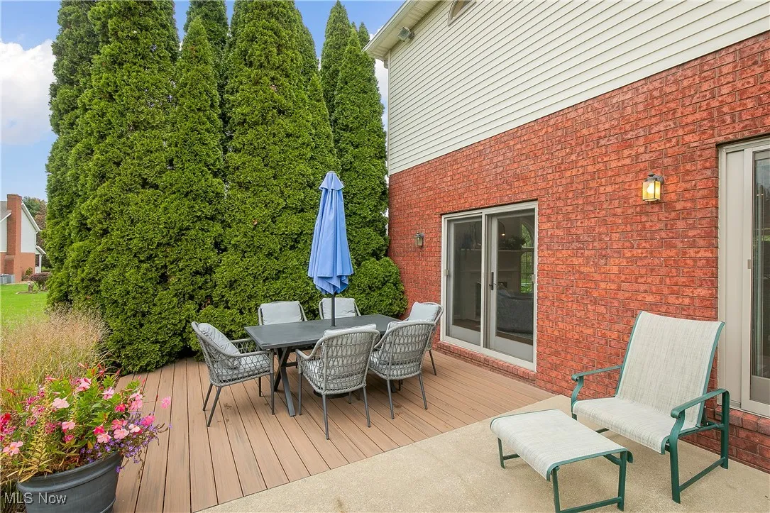 Deck with outdoor dining area