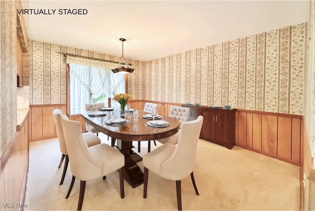 Virtually staged dining