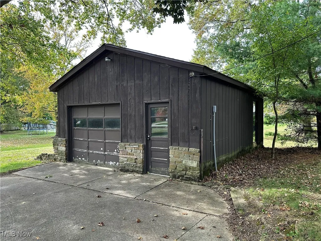 Detached garage