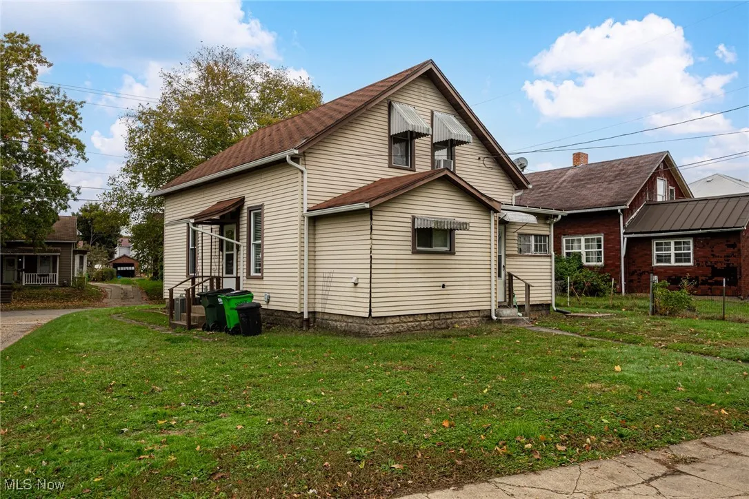 View of front of property featuring a front yard