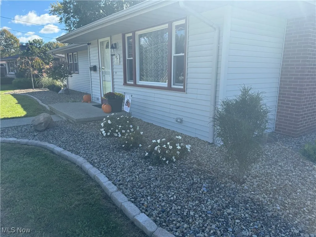 Property entrance featuring a lawn