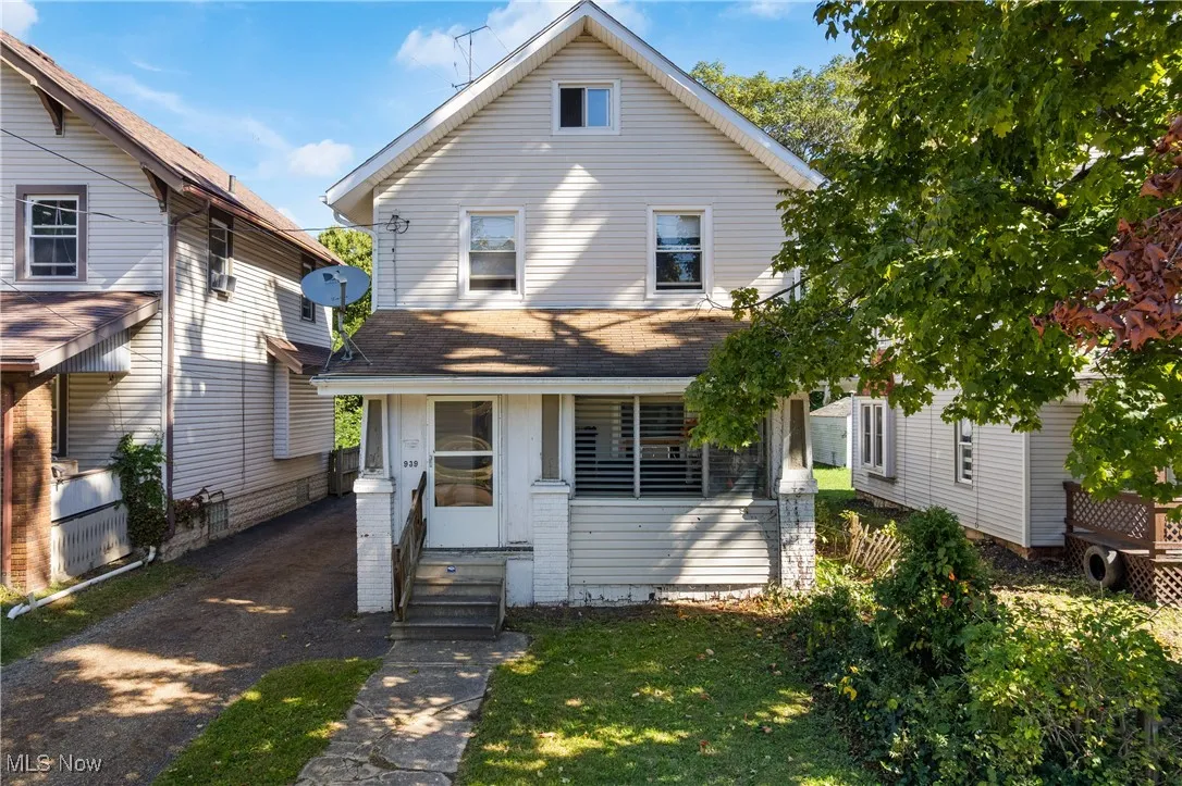 View of front of property featuring a front yard