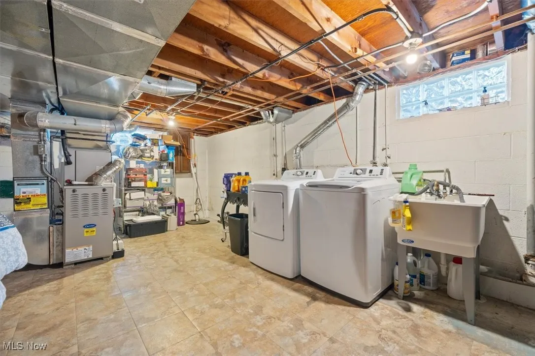 Laundry room with heating unit and washing machine and dryer