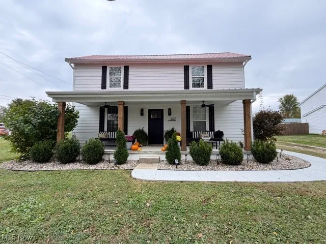 View of front facade with a front lawn and a porch