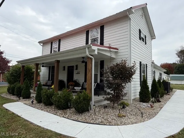 View of front facade with a porch and a front yard