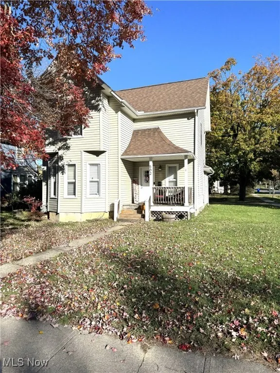 View of front of home featuring a porch, roof with shingles, and a front lawn
