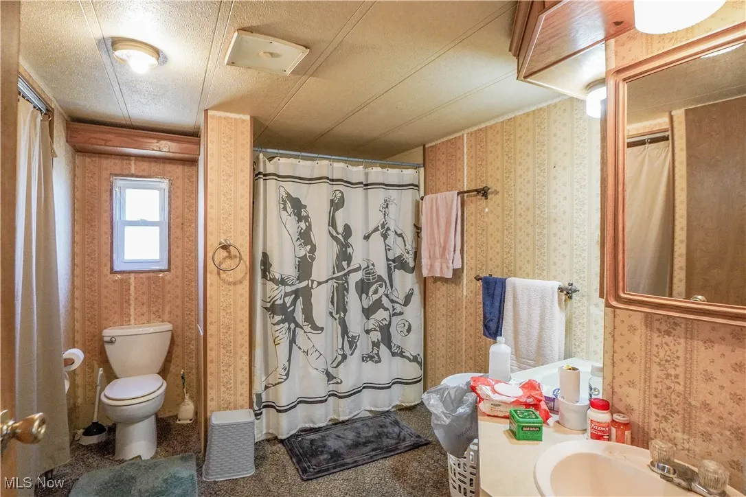 Full Bathroom/Laundry Area