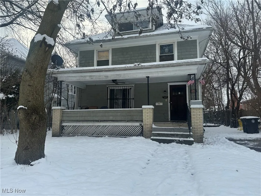 American foursquare style home with covered porch