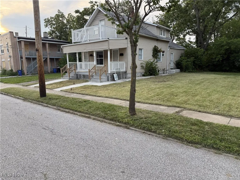 View of front facade with a front lawn and a porch