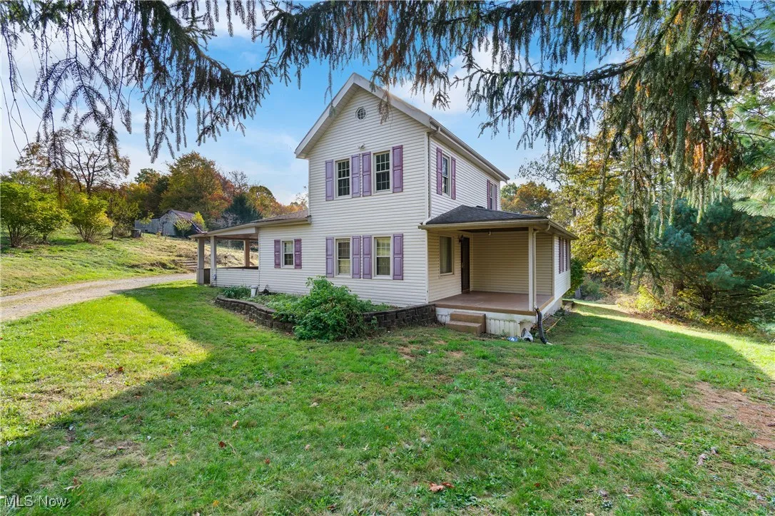 View of front of house featuring a front lawn