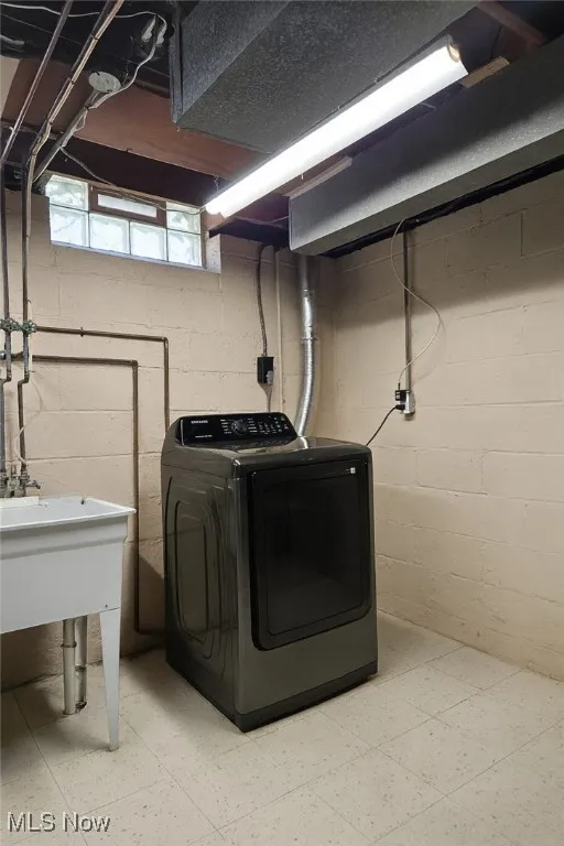 Laundry area featuring washer / dryer and light flooring