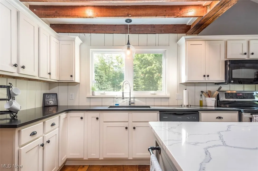 Kitchen fully equipped with all major appliances.