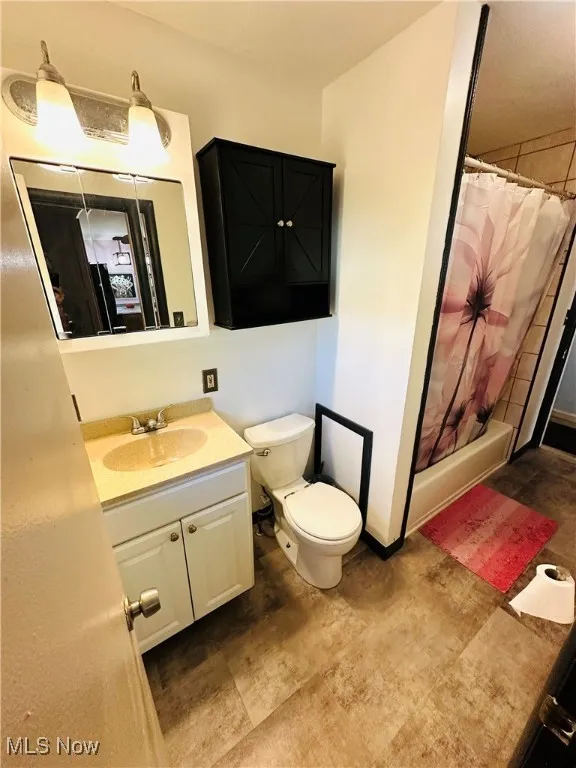Bathroom with vanity and shower / tub combo