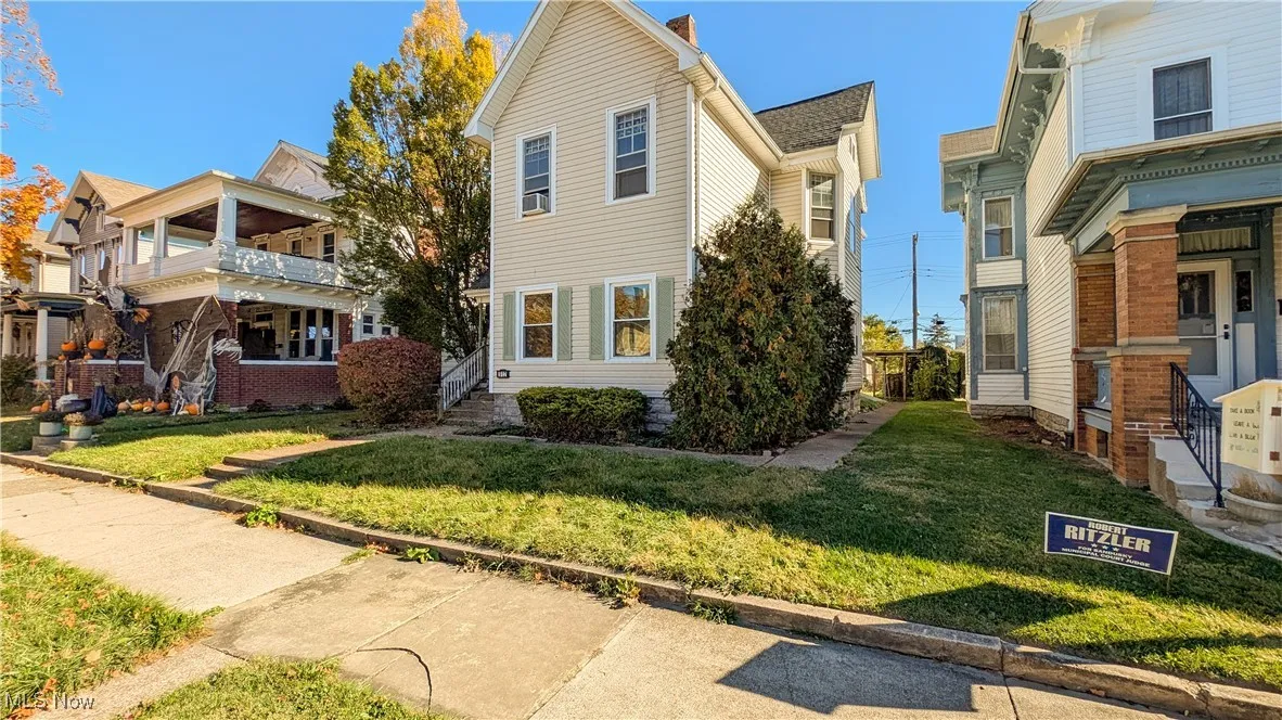 View of front of home featuring a front yard