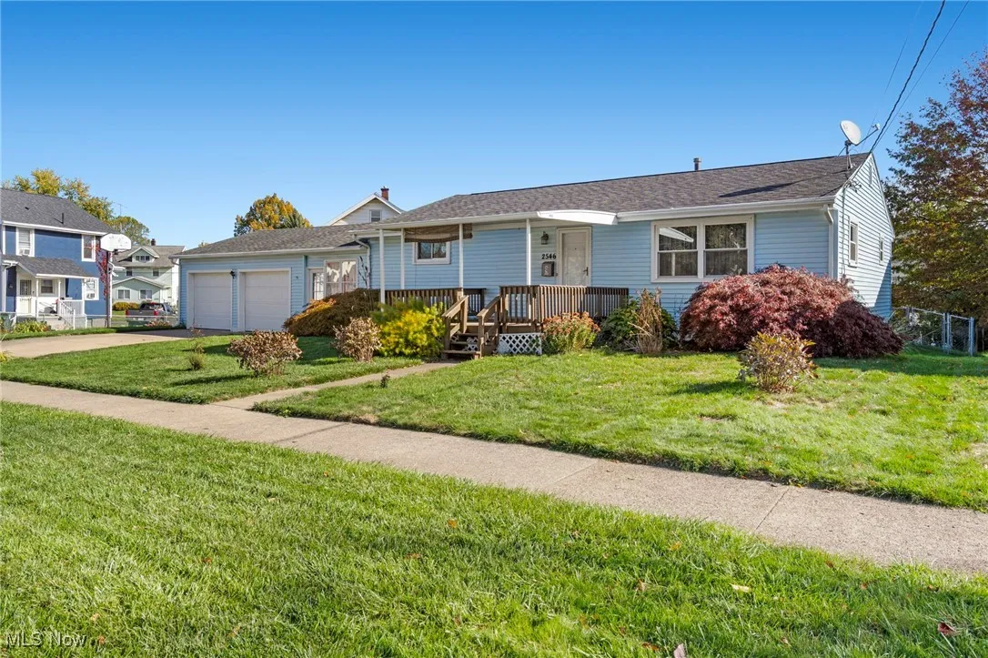 Ranch-style house with a front lawn and covered front porch
