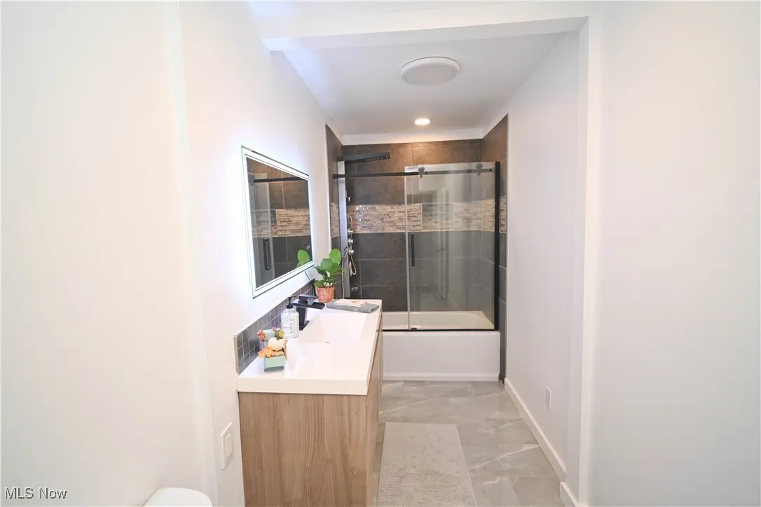 Gorgeous bathroom w/porcelain flooring