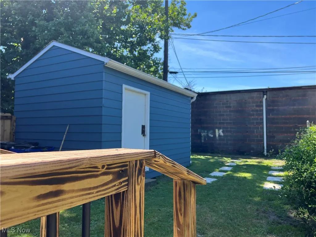 View of yard featuring a storage shed