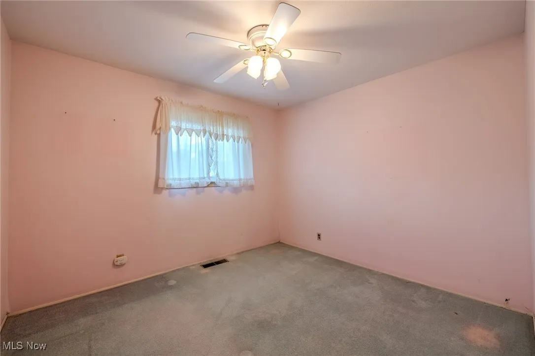 Unfurnished room with carpet and ceiling fan
