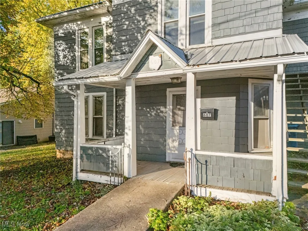 View of front facade with a front lawn