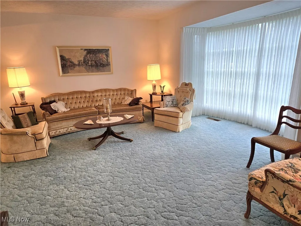 Livingroom w/ Bay window