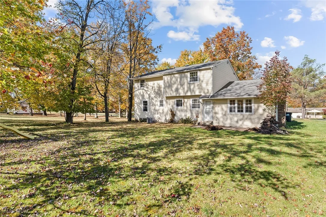 View of front of house featuring a front yard