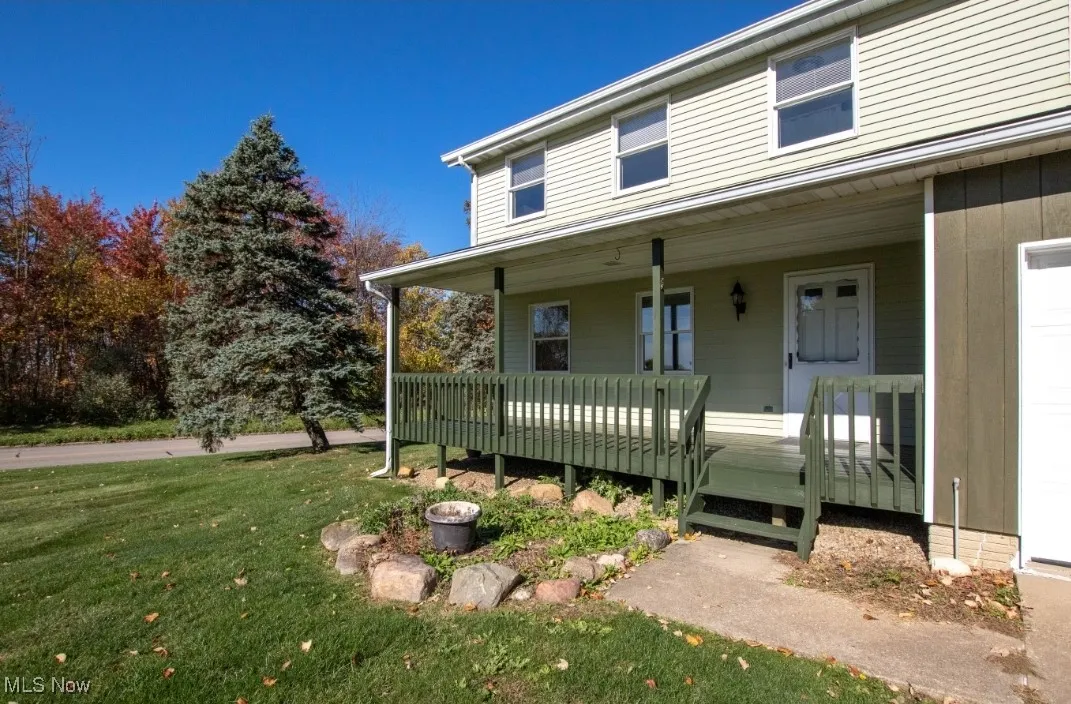 View of front facade with a front lawn