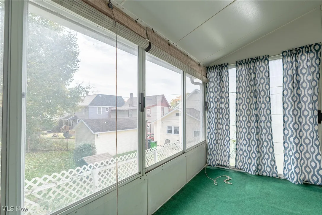 sunroom with vaulted ceiling