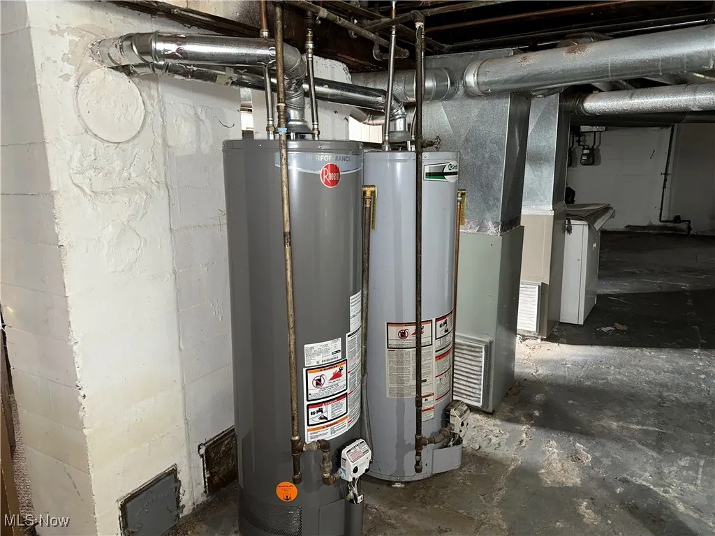Utility room with gas water heater and washer / clothes dryer
