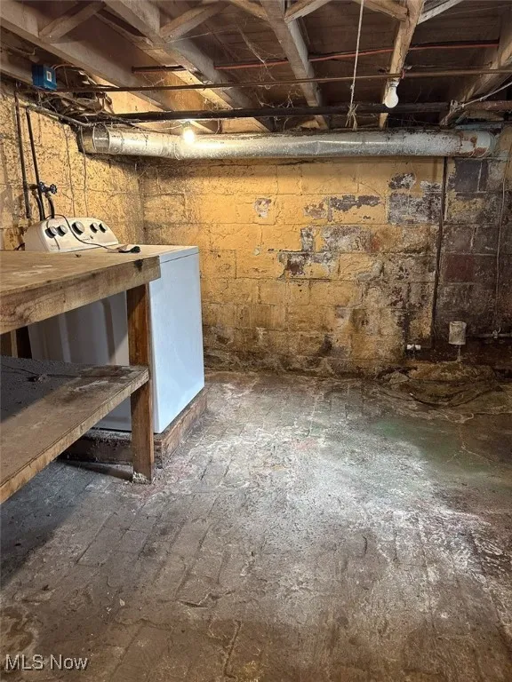 Unfinished below grade area with washer / dryer