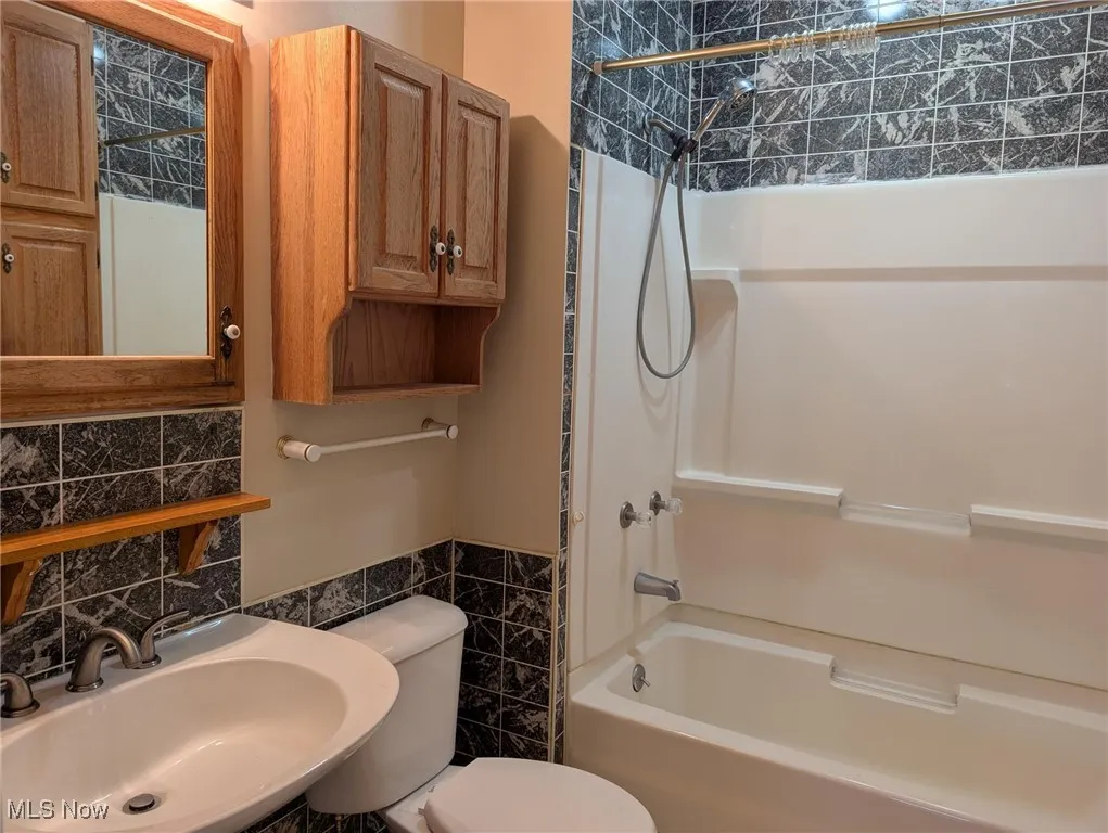 2nd Floor Full Bathroom