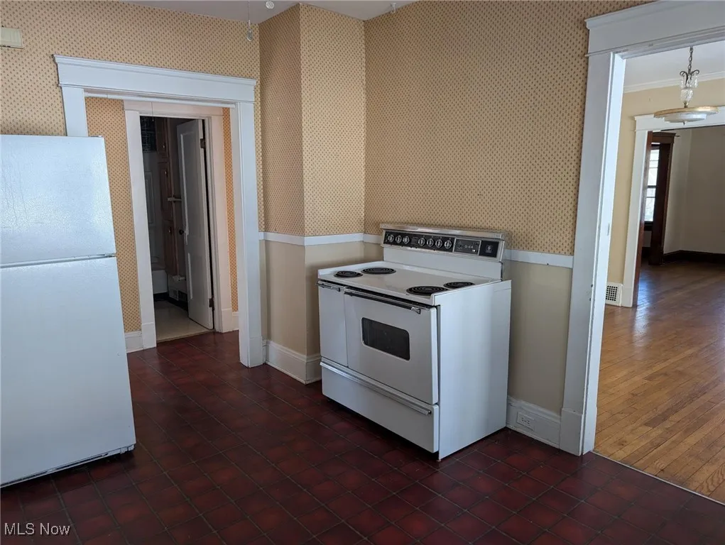 2nd Floor Kitchen w/range, refrigerator, dishwasher